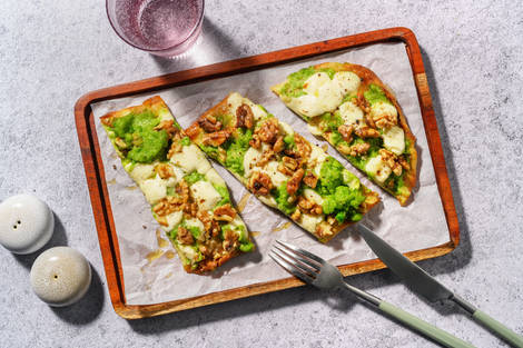 Pinsa al pesto di edamame, salsiccia e mozzarella senza lattosio