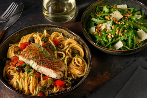 Gyllenstekt hyse i oliven- og tomatspaghetti