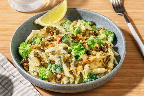 Skandi Penne mit Kapern-Mandel-Chili-Topping