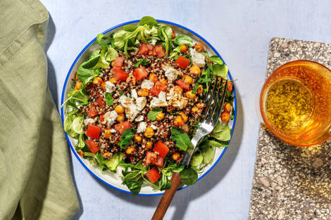 Ensalada de garbanzos y quinoa con queso griego