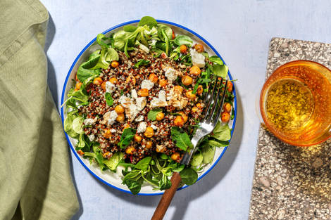 Bol de garbanzos con quinoa y queso griego
