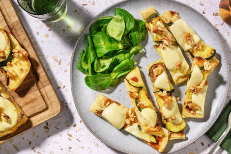 Pinsa alle zucchine, salsiccia e mozzarella senza lattosio