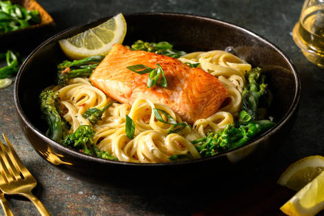 Zartes Lachsfilet auf frischen Linguine