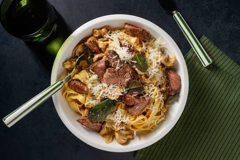 Feines Bio-Rindersteak auf Jägersoße