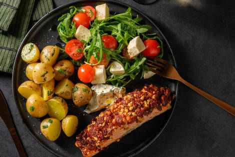 Soltørret tomat- og pinjekernetoppet laksefilet