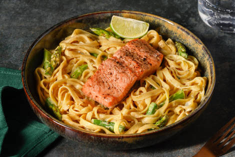 Zartes Lachsfilet mit grünem Spargel