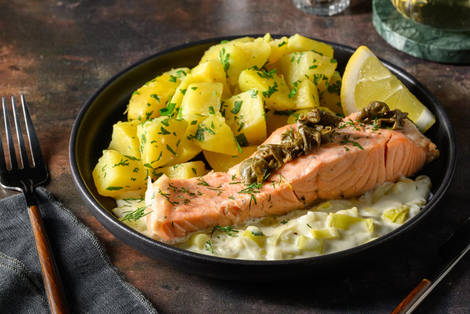 Zarter Zitronenlachs mit Kapern-Butter