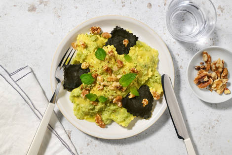 Ravioli di nasello bicolore in crema di zucchine