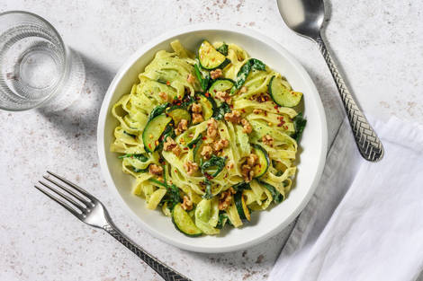 Tagliatelle en salsa de espinacas y calabacín