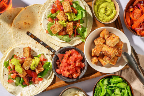 Fusion taco's met sticky tempeh, guacamole en knoflooksaus