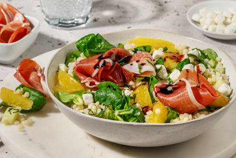 Salade met serranoham en honing-geitenkaasbolletjes