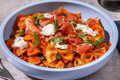 Pasta caprese met serranoham