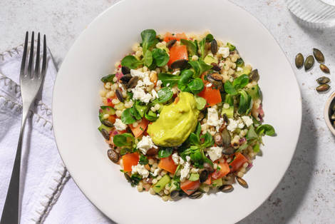 Salade de couscous perlé, guacamole et fromage à la grecque