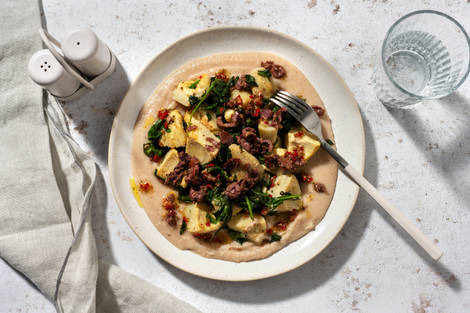 Cuori di carciofo dorati su purè di cannellini