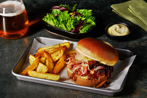 Fransk confiterat anklår-burgare med gruyère