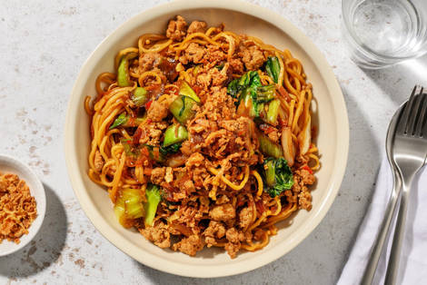 Noedels met kip-kalkoengehakt, paksoi en rode peper