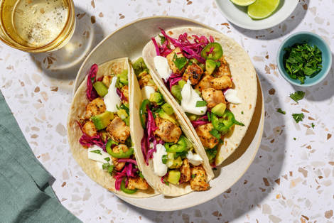 Tacos de poisson, salsa de kiwi-avocat et crème aigre