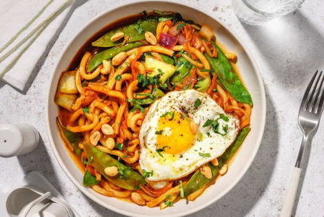 Délice de nouilles au gingembre, œuf au plat et cacahuètes