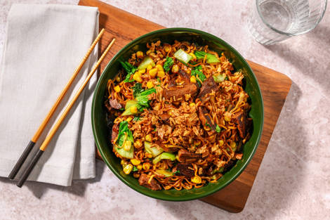 Noedels met vegetarische runderstukjes in pikante saus