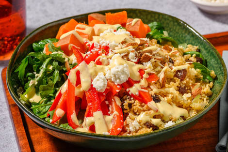 Semoule aux raisins secs garnie de poivron & patate douce