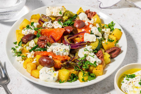 Pommes de terre garnies de fromage à la grecque, olives et sauce au yaourt