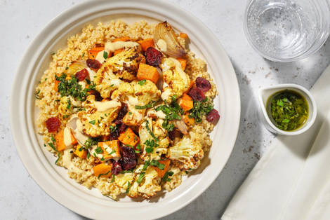 Légumes rôtis garnis de cranberries et houmous