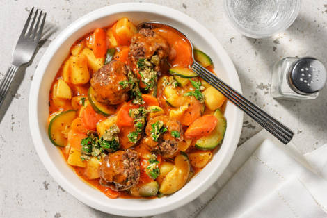 Griechischer „Stifado“-Eintopf mit Rinderhackbällchen