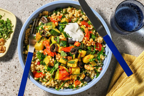 Perlencouscous-Bowl mit geschmorter Zucchetti
