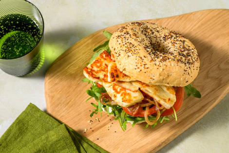 Bagel al formaggio stile Cipro e rucola