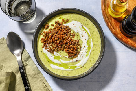 Crema casera de calabacín y manzana con langostinos