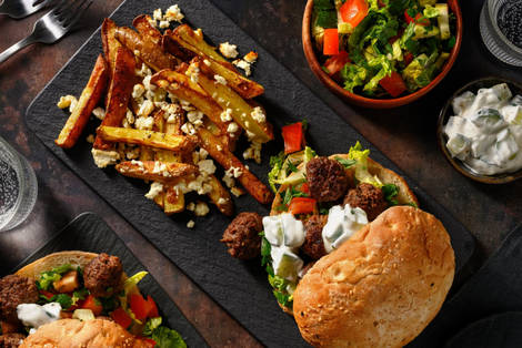 Greek Style Kofta mit Bio-Rinderhack & Hirtenkäse im Fladenbrot