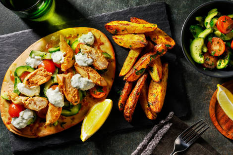 Cheesy Chicken Naan mit Kartoffelwedges