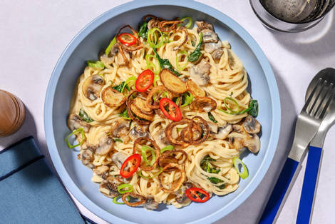 Noodles in pasta di miso, gamberetti e funghi stile ramen