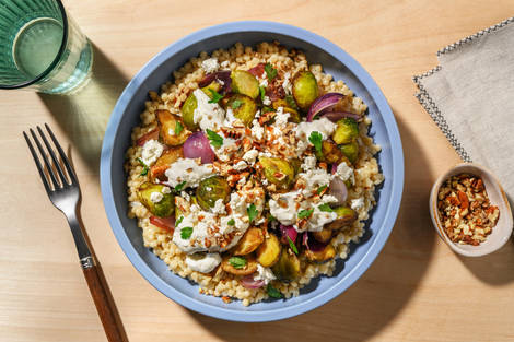 Choux de Bruxelles rôtis, noix & couscous perlé