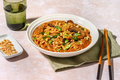 Wok de nouilles complètes portobello & pak choï