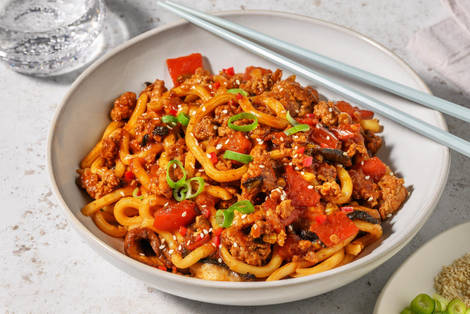 Nouilles udon au haché de porc fermier et portobello en sauce tomate relevée