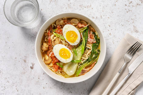 Soupe de nouilles au porc, sésame & pak choï