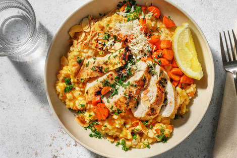 Poulet à la méditerranéenne sur risotto à la carotte rôtie