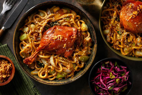 Confiteret andelår og friske udonnudler