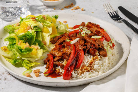 Rijstsalade met vegetarische runderstukjes in teriyaki