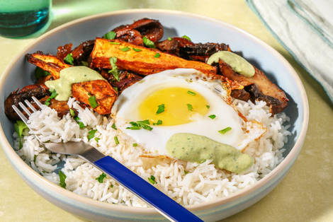 Portobellobowl met spiegelei en pikante groene saus