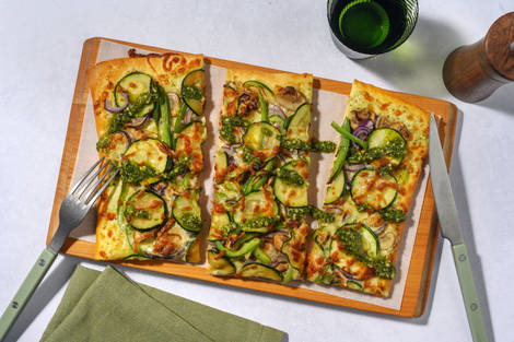 Pizza bianco garnie de courgette et pesto
