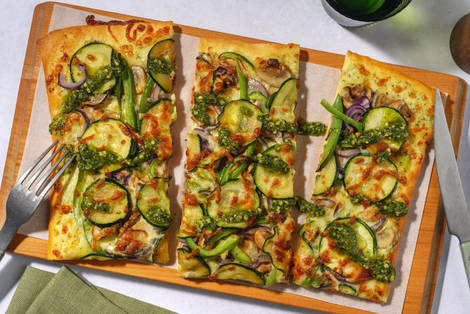 Pizza bianco garnie de courgette et pesto