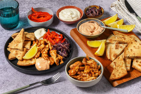 Gyros scomposto di pollo, peperoni e pane naan