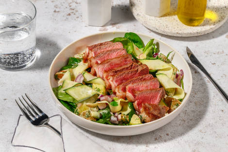 Gemarineerde steak met salade van courgettelinten