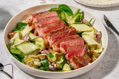 Gemarineerde steak met salade van courgettelinten