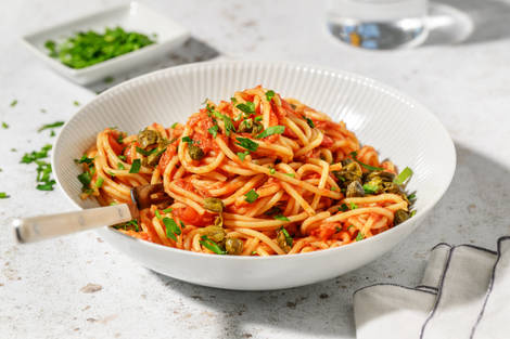 Spaghetti puttanesca garnis de câpres soufflées