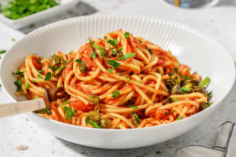 Spaghetti puttanesca garnis de câpres soufflées