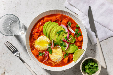 Huevos ahogados met avocado en kaas