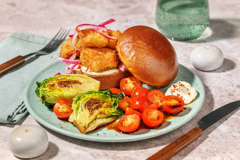 Brioche bistró de extra merluza con cebolla encurtida